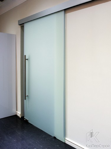Раздвижная дверь из белого стекла