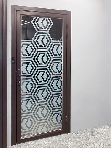 Алюминиевая дверь из профиля коричневого цвета