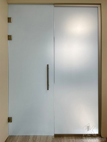 Стеклянная дверь на 3 петлях установленная в проём