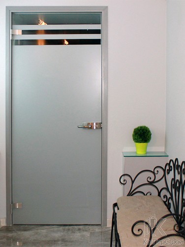 Стеклянная дверь с матированием серого цвета в алюминиевой дверной коробке