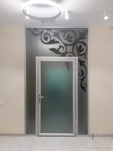 Двустворчатая стеклянная дверь с окантовкой из супертонкого профиля