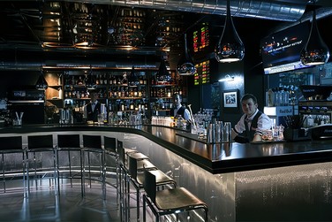 Барная стойка с напитками