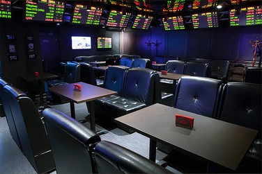 Бар оборудованный мониторами с онлайн-котировками