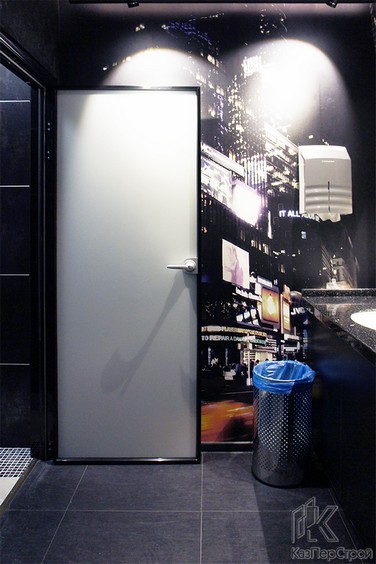 Алюминиевая дверь с белым матирование в туалете бара