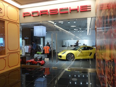 Стеклянная витрина бутика Porsche