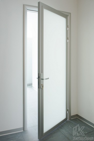 Алюминиевая дверь с двойным остеклением в телескопической дверной коробке