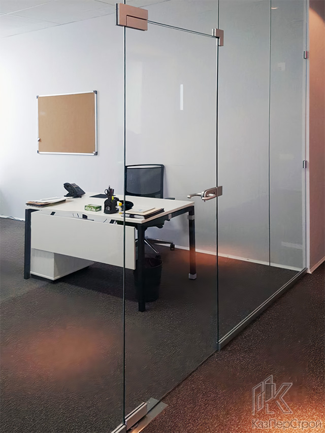 Прозрачная стеклянная дверь