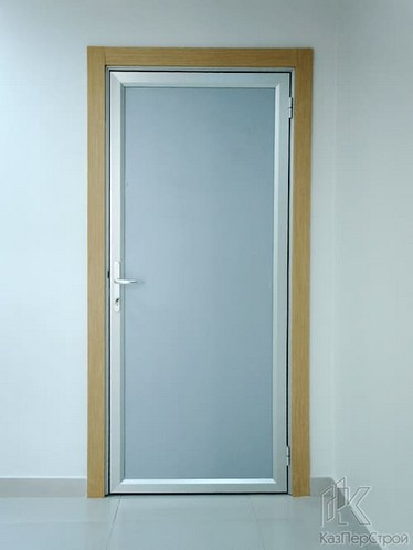 Алюминиевая дверь с деревянным наличником