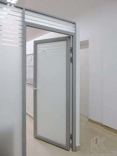 Алюминиевая дверь из профиля цвета RAL 9006 серый металлик