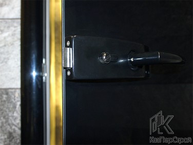 Дверь из черного стекла с черной ручкой-замком