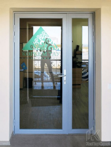 Входные алюминиевые двери со стеклом