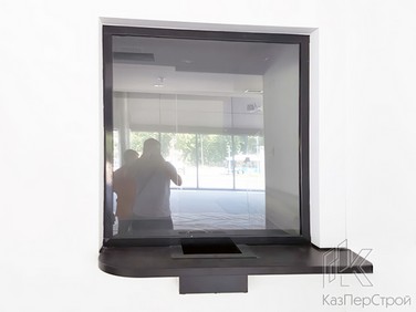 Кассовое окно из профиля черного цвета