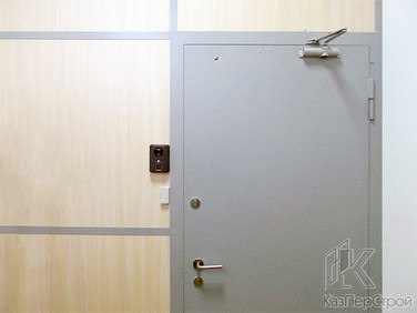 Бронированная дверь с доводчиком, СКД и переговорным устройством