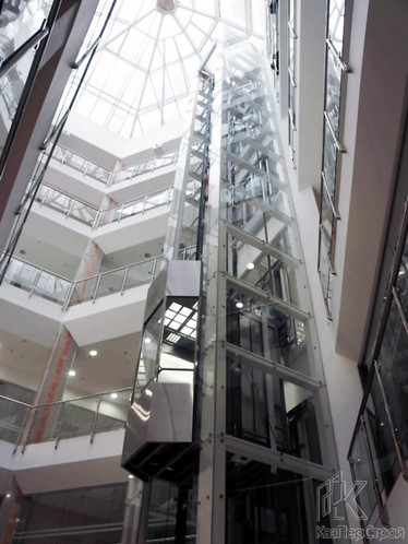 Открытая шахта лифта облицованная стеклом фото2