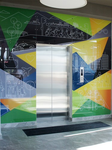 Вход в лифт облицованный стеклом с фотопечатью