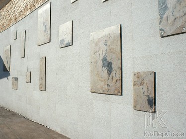 Стеклянные панели с покрытием из искусственного камня на фасаде здания