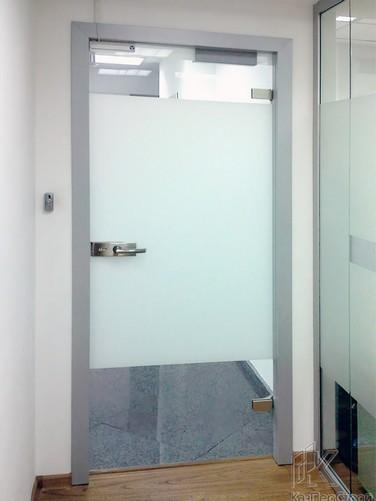 Стеклянная дверь в алюминиевой дверной коробке