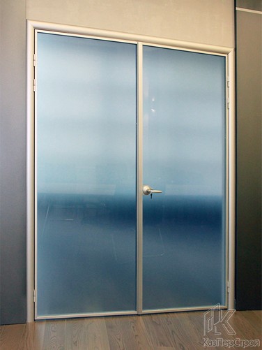 Телескопическая дверная коробка с двухстворчатой дверью из профиля Slim